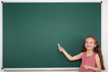 Kız öğrenci yazmak üzerine okul yönetimi