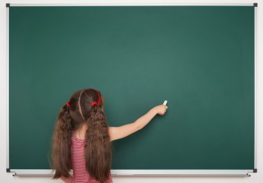 Kız öğrenci yazmak üzerine okul yönetimi