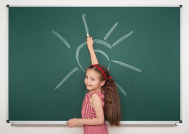 Güneş okul yönetimi üzerinde çizim kız