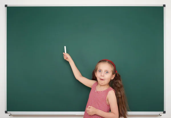 Fille écrire sur le conseil scolaire — Photo