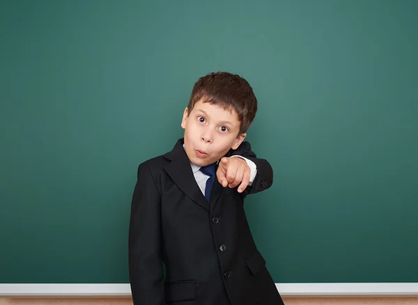 Retrato escolar chico cerca de la junta — Foto de Stock