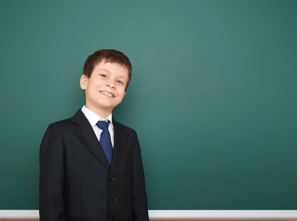 Retrato escolar chico cerca de la junta — Foto de Stock