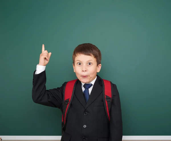 Retrato escolar chico cerca de la junta — Foto de Stock