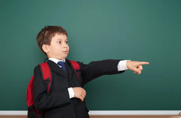 School jongen portret in de buurt van Raad van bestuur — Stockfoto