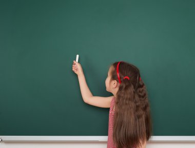 Kız öğrenci yazmak üzerine okul yönetimi