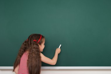 Kız öğrenci yazmak üzerine okul yönetimi
