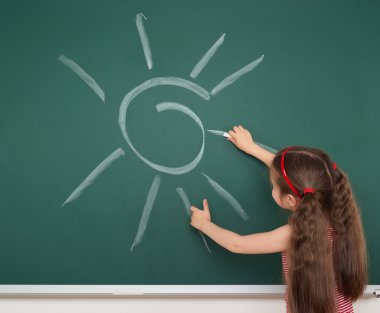 Güneş okul yönetimi üzerinde çizim kız