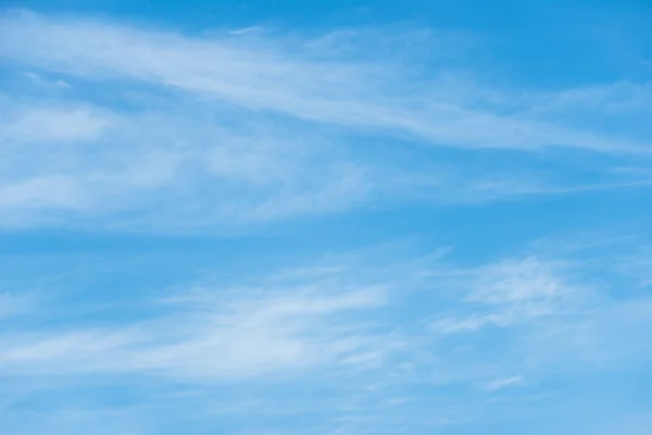 Blauwe hemelachtergrond met zachte witte wolken — Stockfoto