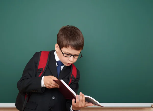 School jongen portret in de buurt van Raad van bestuur — Stockfoto