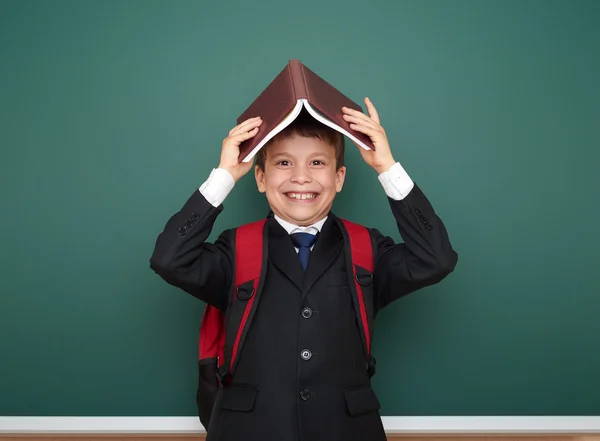 Retrato escolar chico cerca de la junta — Foto de Stock