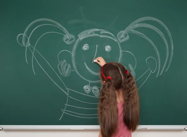 Девушка рисунок на школьном совете — стоковое фото