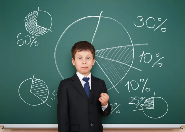 Menino de terno mostrar gráficos no conselho escolar — Fotografia de Stock