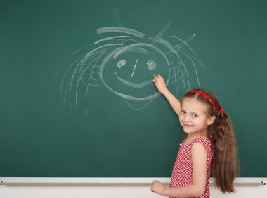 okul yönetimi üzerinde çizim kız