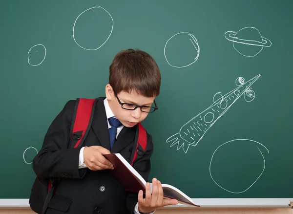 Menino da escola desenho foguete espacial a bordo — Fotografia de Stock