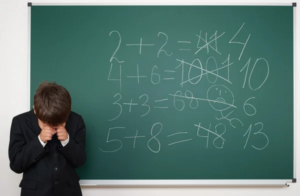 Menino da escola resolver matemática no conselho da escola — Fotografia de Stock