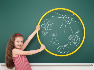 kız ile çember çizmek güneş ve gemide çiçek