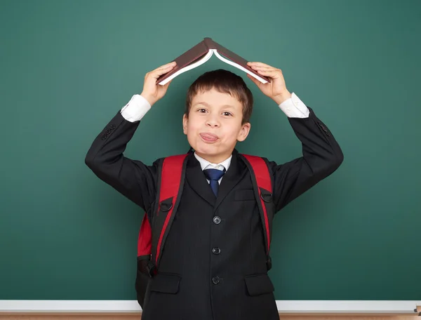 School jongen portret in de buurt van Raad van bestuur — Stockfoto