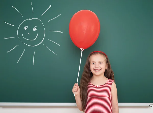 Mädchen mit Ballon und Sonne in der Nähe der Schultafel — Stockfoto