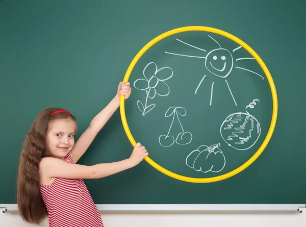 Meisje met hoepel tekenen zon en bloem aan boord — Stockfoto