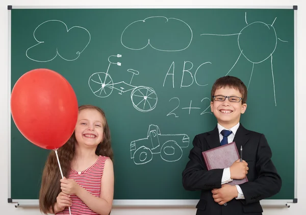 Scuola ragazzo e ragazza disegnare a bordo — Foto Stock