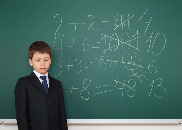 Menino da escola resolver matemática no conselho da escola — Fotografia de Stock