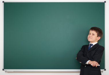okullu çocuk boş tahta arka plan üzerinde