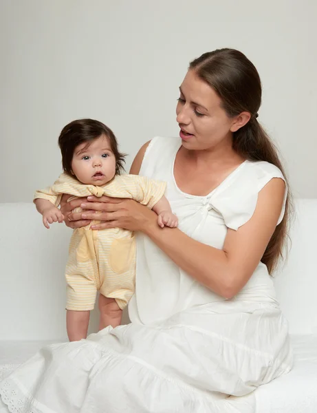 Mutter und Baby auf weiß — Stockfoto