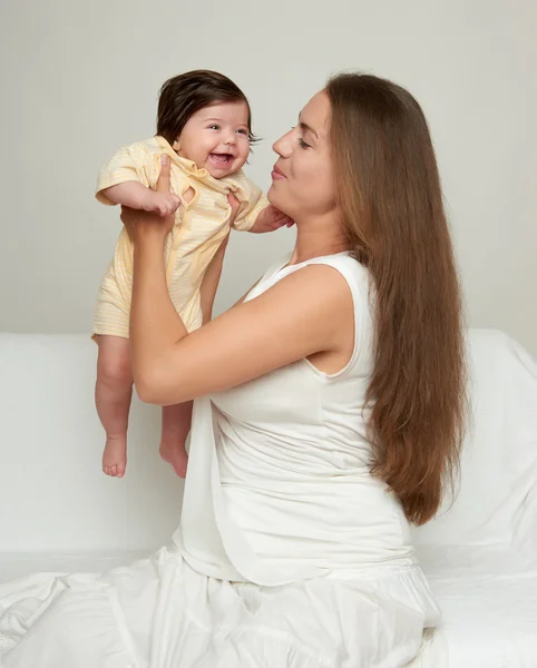 Mutter und Baby auf weiß — Stockfoto