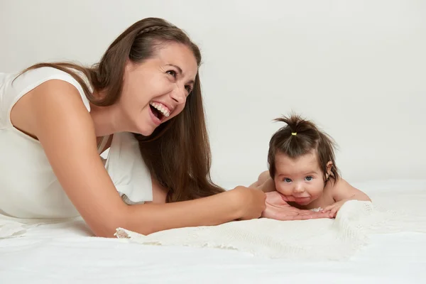 Bebek ısırma parmak anne — Stok fotoğraf