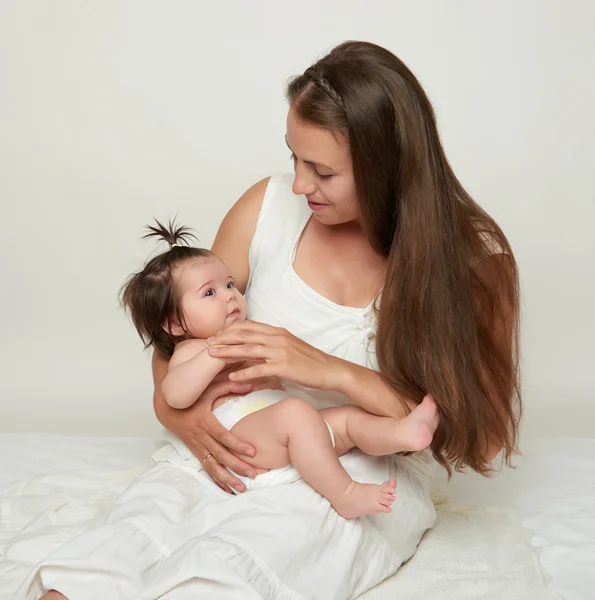 Madre y bebé en blanco — Foto de Stock