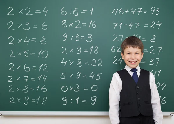 Junge lösen Mathe auf Schultafel — Stockfoto