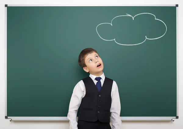 Школьник и нарисованное облако с идеей — стоковое фото