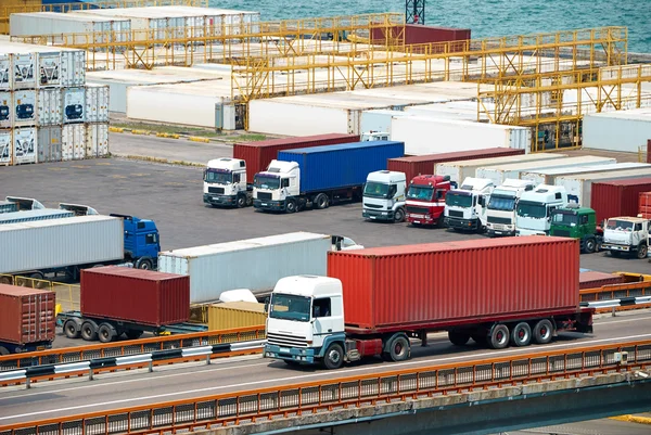 Contenedor de transporte de camiones de barco cerca del mar —  Fotos de Stock