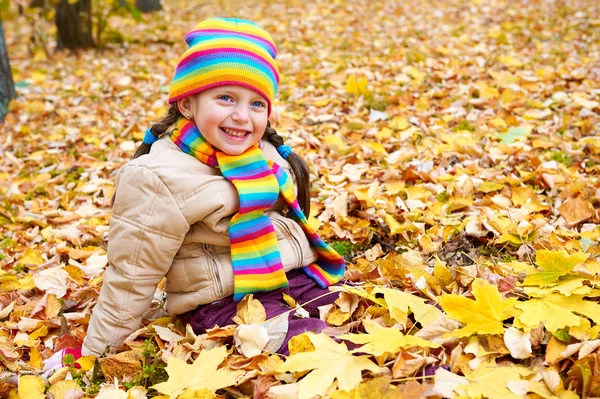 Dívka na podzim listí v parku — Stock fotografie
