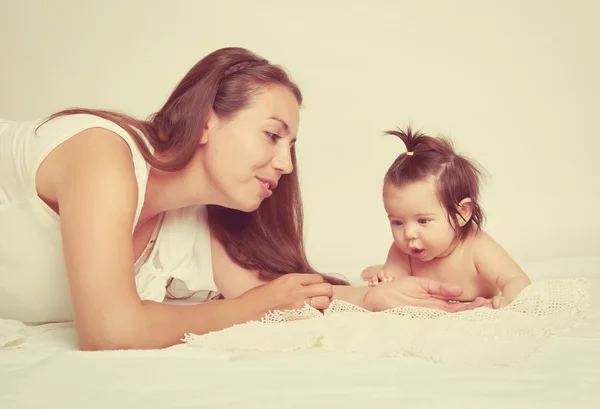 Madre y bebé en blanco —  Fotos de Stock