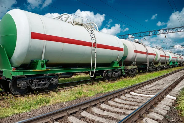 Beyaz demiryolu tank arabalar petrol ve gaz — Stok fotoğraf