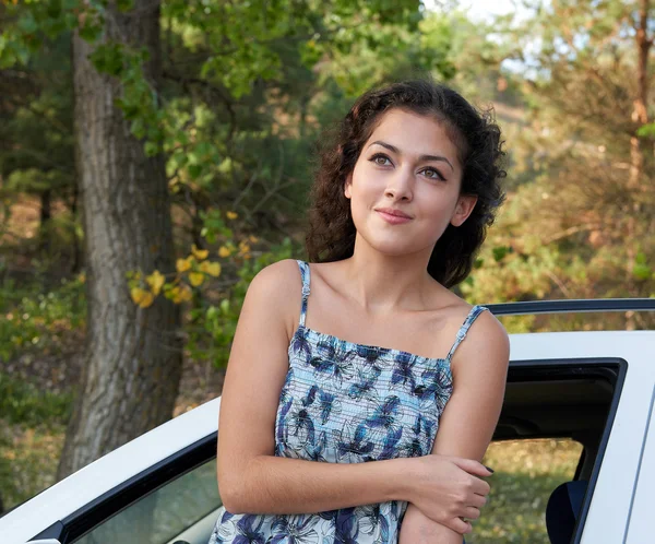 Girl portrait with white auto posing on road — Stock Photo, Image