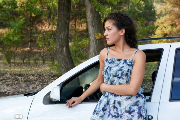 Girl portrait with white auto posing on road — Stock Photo, Image