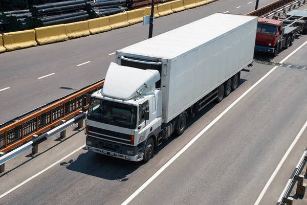 Vit lastbil på väg. godstransporter — Stockfoto