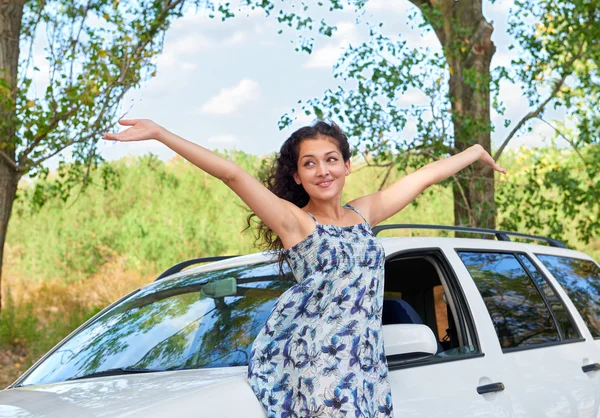 Chica retrato con blanco auto posando en la carretera — Foto de Stock