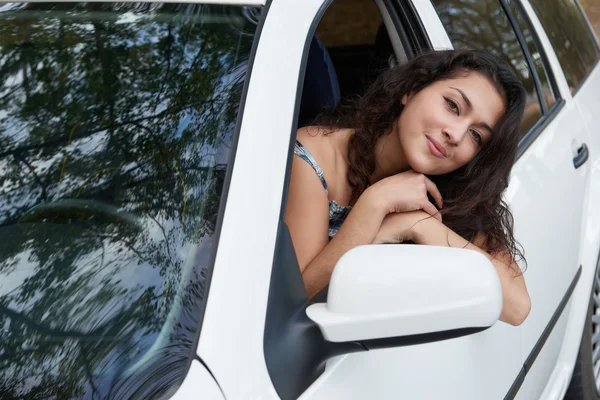 Chica dentro blanco coche mirando hacia fuera — Foto de Stock