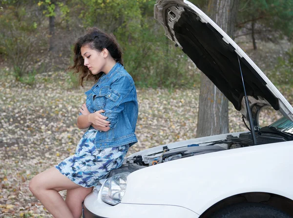 Mujer con coche roto esperar en la carretera — Foto de Stock