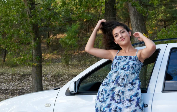 Girl portrait with white auto posing on road — Stock Photo, Image