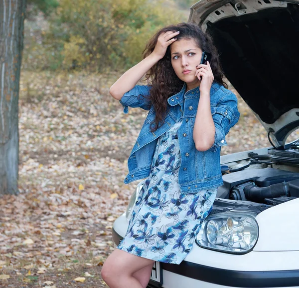 Woman with broken car talk on phone — Stock Photo, Image