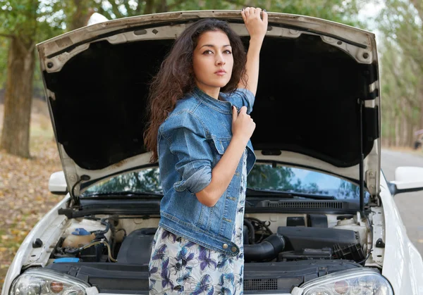 Woman with broken car wait on road — Stock Photo, Image