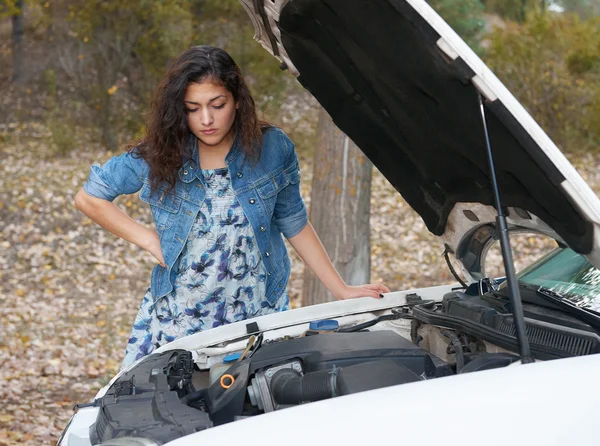 壊れた車を持つ女性が道路で待機します。 — ストック写真