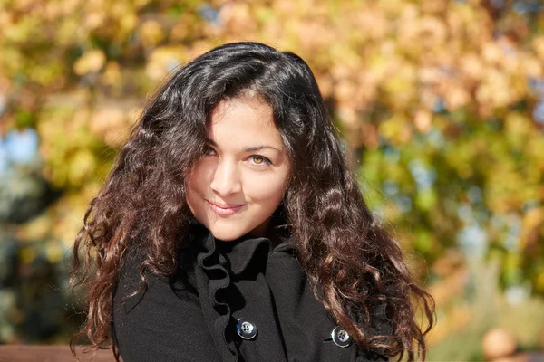 Woman portrait in city park in fall season — Stock Photo, Image