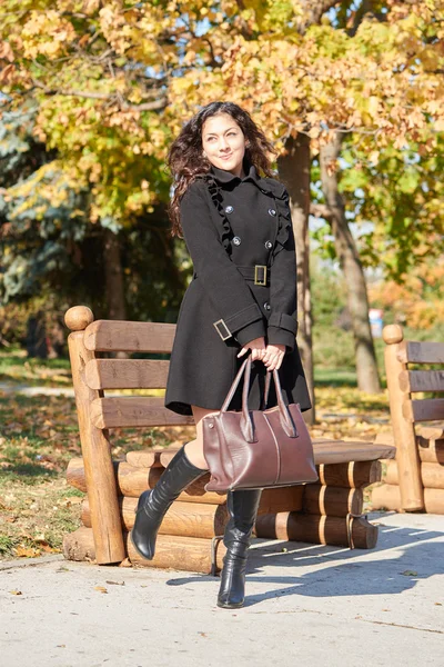 Portrét ženy v městském parku v podzim — Stock fotografie