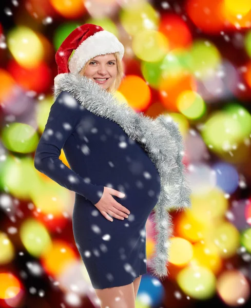 Noël vacances femme enceinte dans santa chapeau — Photo