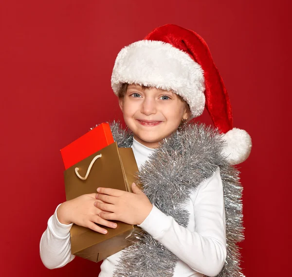 冬、子、クリスマス コンセプト - 赤のボックス ギフトとサンタ帽子でハッピー ガール — ストック写真